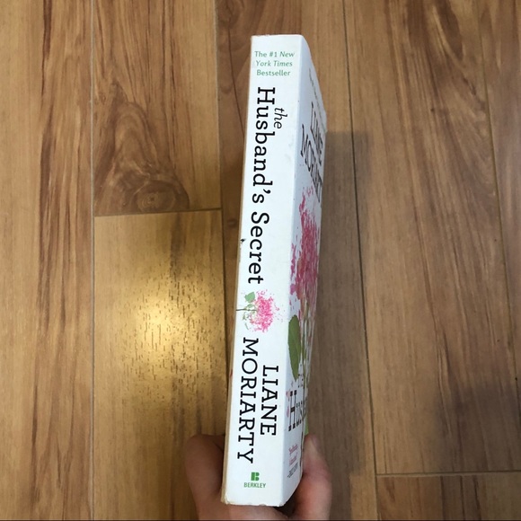 The Husbands Secret by Liane Moriarty - Picture 2 of 3